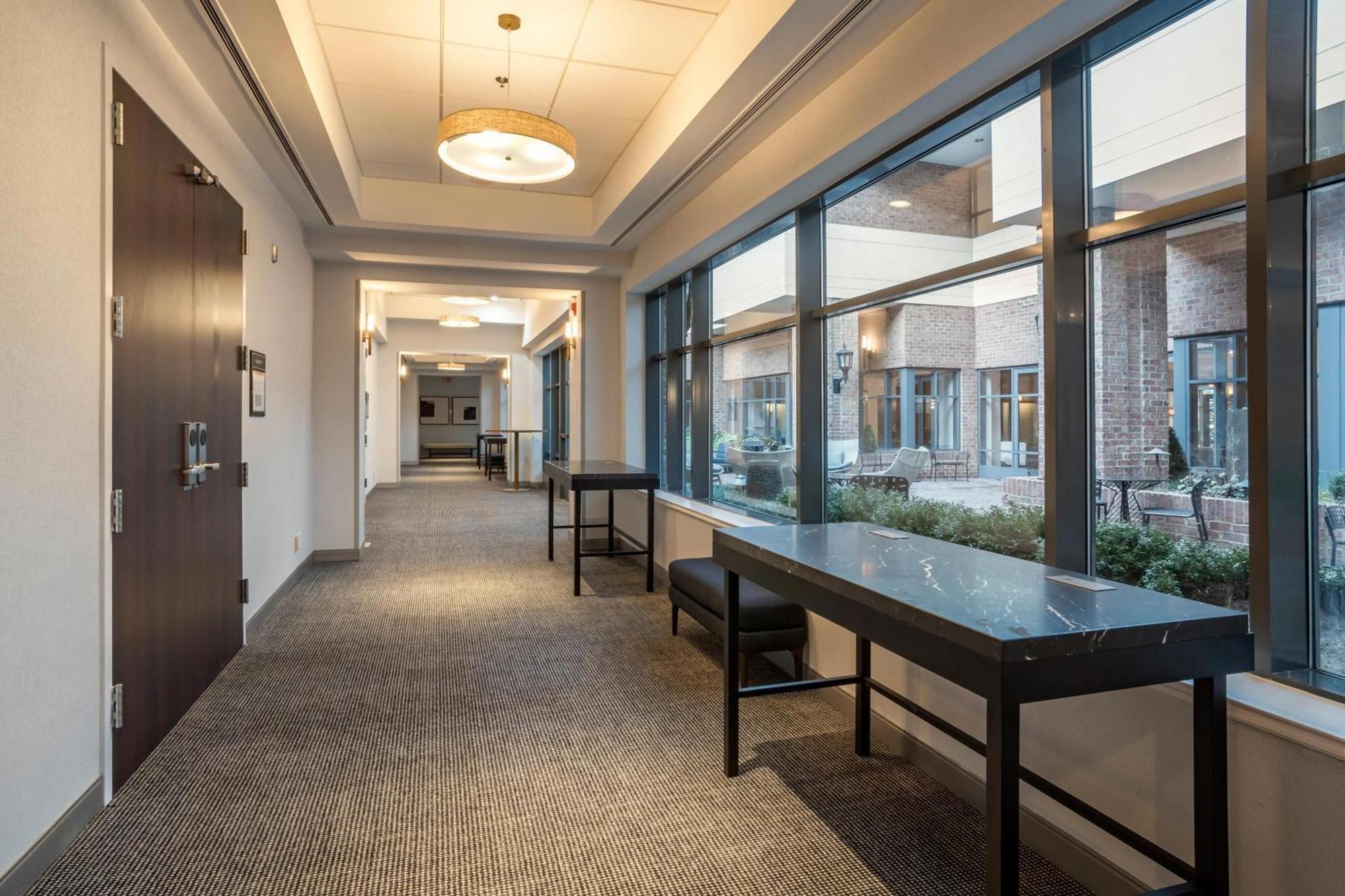 Sheraton Suites Old Town Alexandria Exterior photo